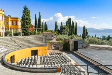 GARDON RIVIERA, İTALYA - Eylül 2018: Gardone Riviera 'daki Vittoriale degli Italiani bahçelerinde amfitiyatro.