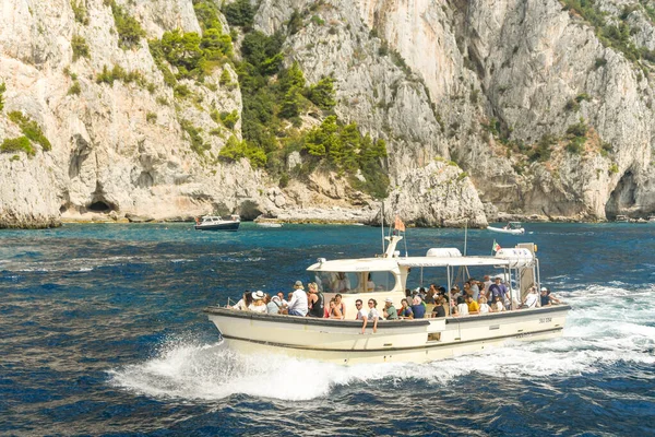 Isla Capri Italia Agosto 2019 Grupo Personas Bordo Barco Motor — Foto de Stock