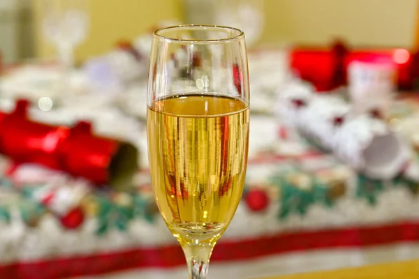 Flauta Vidro Champanhe Wiith Uma Mesa Colocada Para Almoço Natal — Fotografia de Stock