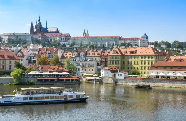 Praga Czeska Republika Lipiec 2018 Zwiedzanie Łodzi Wycieczkowej Przepływającej Rzeką — Zdjęcie stockowe