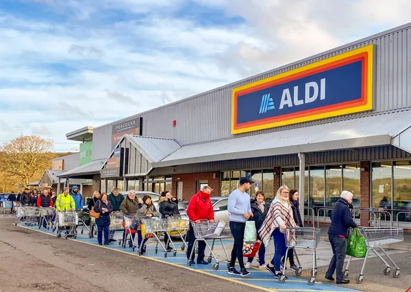 Pontypridd Wales Maart 2020 Mensen Die Rij Staan Winkelen Een — Stockfoto