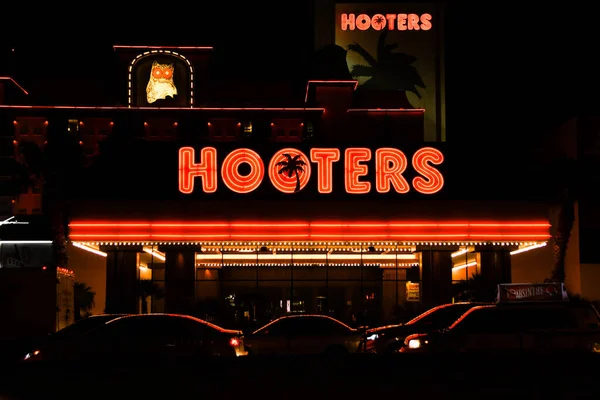 Las Vegas Usa มภาพ 2019 ญญาณและยานพาหนะนอกโรงแรม Hooters ในลาสเวก — ภาพถ่ายสต็อก