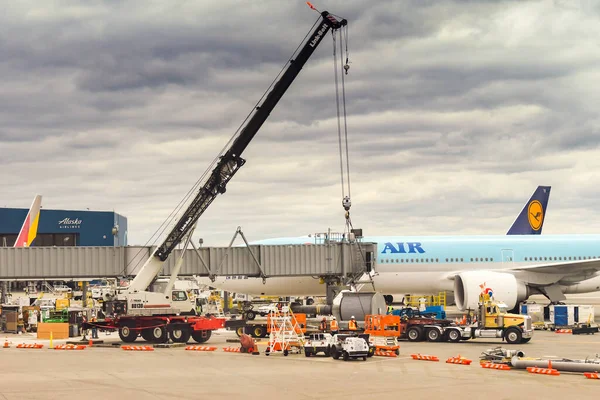 Seattatle Coma Airport Usa Ιούνιος 2018 Μεγάλος Κινητός Γερανός Ανυψώνει — Φωτογραφία Αρχείου