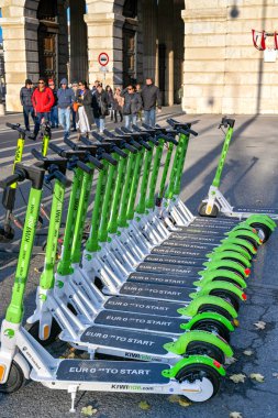 VIENNA, AUSTRIA - Kasım 2019: Viyana şehir merkezinde kiralık iki tekerlekli elektrikli scooter sırası.