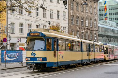 VIENNA, AUSTRIA - Kasım 2019: Viyana şehir merkezinde bir caddede çalışan elektrikli tramvay.