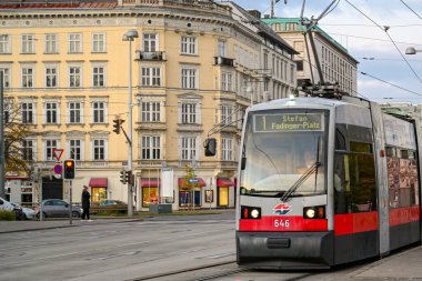 VIENNA, AUSTRIA - Kasım 2019: Viyana şehir merkezinde bir caddede çalışan elektrikli tramvay.