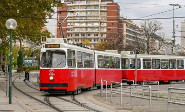 VIENNA, AUSTRIA - Kasım 2019: Viyana şehir merkezinde bir caddede çalışan elektrikli tramvay.