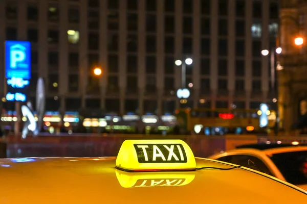 Vienna Áustria Novembro 2019 Sinal Luminoso Telhado Táxi Centro Cidade — Fotografia de Stock