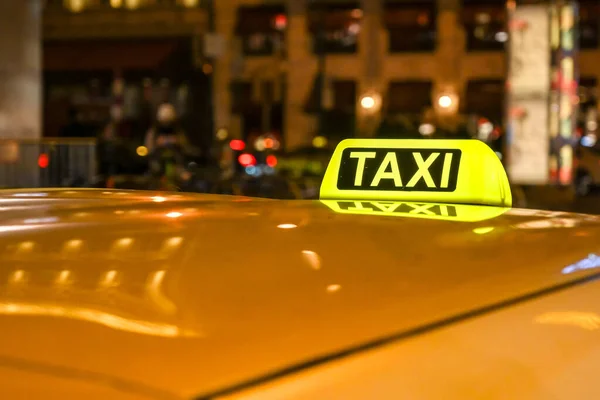 Viena Austria Noviembre 2019 Señal Iluminada Techo Taxi Noche Centro —  Fotos de Stock