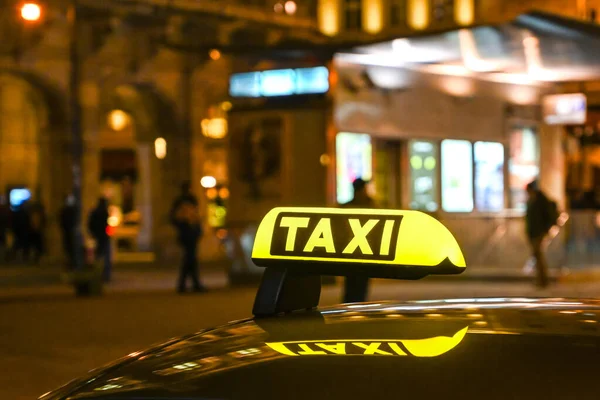 Vídeň Rakousko Listopad 2019 Světelná Cedule Střeše Taxi Noci Centru — Stock fotografie