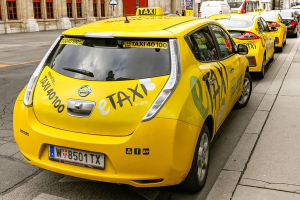 Wiedeń Austria Listopad 2019 Taksówka Elektryczna Zaparkowana Innymi Taksówkami Ulicy — Zdjęcie stockowe
