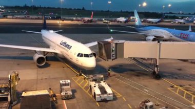 BIRMINGHAM, İngiltere - Eylül 2017: Lufthansa Airbus jetinden kalkmak üzere olan yolcu iskelesi.