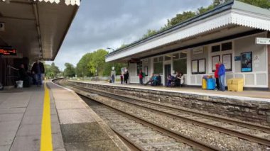 BERGAVENNY, WALES - Ekim 2019: Kırsal Abergavenny kasabasındaki tren istasyonuna gelen dizel yolcu treni