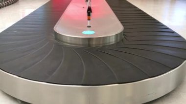 Nazik, FRANCE - 2019: Fransa 'nın Nice Havaalanı' ndaki varış salonunda bagaj taşıma bandı