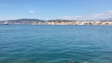 Fransa 'nın güneyindeki Cannes Körfezi' nin soldan sağa doğru geniş açılı görüntüsü