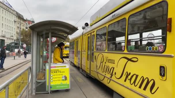 오스트리아 2019 전차가 떠나다 중심의 그리며 달리는 빈티지 전차이며 관광객들을 — 비디오