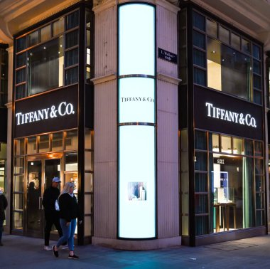 VIENNA, AUSTRIA - Viyana şehir merkezinde geceleyin Tiffany & Co 'nun bir şubesinin dışında aydınlatma işareti
