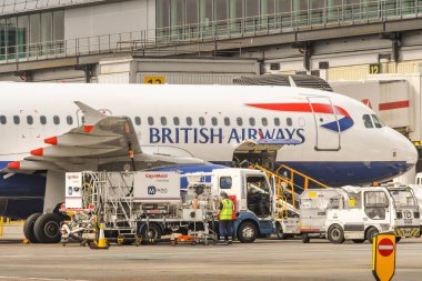 LONDON GATWICK HAVAALANI - Nisan 2019: British Airways Airbus jeti Londra Gatwick Havaalanı 'nda yakıt ikmali yapılıyor