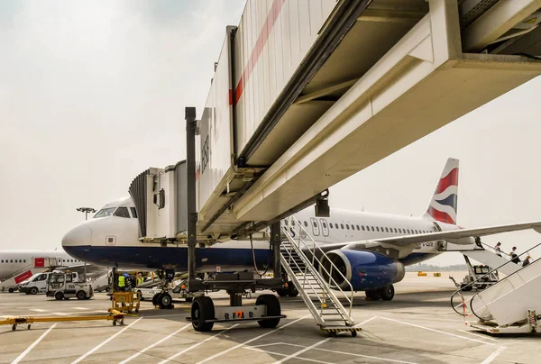 伦敦加特维克机场 2019年4月 英国航空公司空中客车喷气式飞机 连接伦敦盖特威克机场的一座喷气式驾驶台 — 图库照片