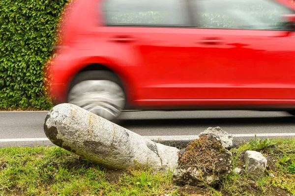 Bollard Concreto Uma Borda Grama Derrubado Chão Após Acidente Fundo — Fotografia de Stock