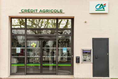 CANNES, FRANCE - Nisan 2019: Fransız Rivierası 'ndaki San Raphael' deki Credit Agricole bankasının dış kolunda imzalar
