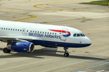 LONDON GATWICK HAVAALANI - Nisan 2019: British Airways Airbus A319 jet taksisi Gatwick Havaalanı 'nın güney terminaline