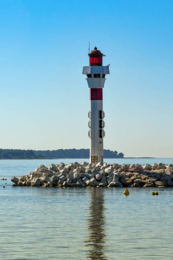 Cannes Limanı 'nın kıyısındaki deniz feneri. 2019 Nisan' ı.