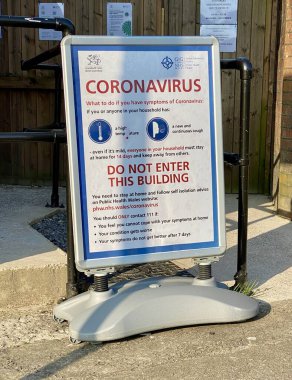 PONTYPRIDD, WALES - Mart 2020: Bir binanın dışında imzalayın Coronavirus belirtileri ile insanları giriş yapmamaları konusunda uyarın.