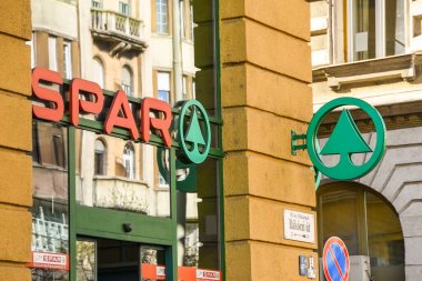 BUDAPEST, HUNGARY - Mart 2019: Budapeşte şehir merkezindeki Spar süpermarketin dışındaki işaretler.