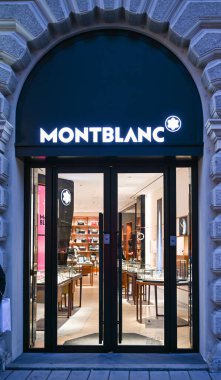 VIENNA, AUSTRIA - Kasım 2019: Monblanc 'ın Viyana şehir merkezindeki bir şubesinin vitrini
