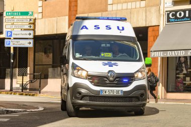 Cannes 'da bir acil durum çağrısına cevap vermek için mavi ışıkları yanıp sönen bir ambulans..