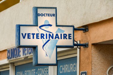 CANNES, FRANCE - Nisan 2019: Fransız Rivierası 'nda San Raphael' de bir veteriner muayenehanesinin önündeki aydınlatma işareti.