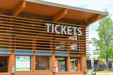 KELOWNA, BRITISH COLUMBIA, CANADA - HAZİRAN 2018: Kelowna Cruises için Kelowna liman tarafında bilet ofisi, British Columbia, Kanada.