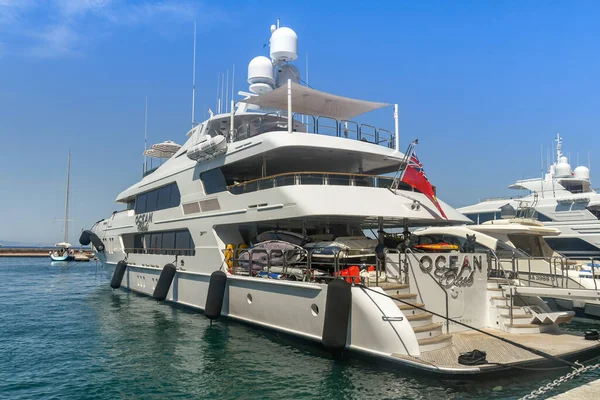 意大利卡普里岛 2019年8月 豪华超级游艇海洋俱乐部停泊在卡普里岛上的码头 — 图库照片