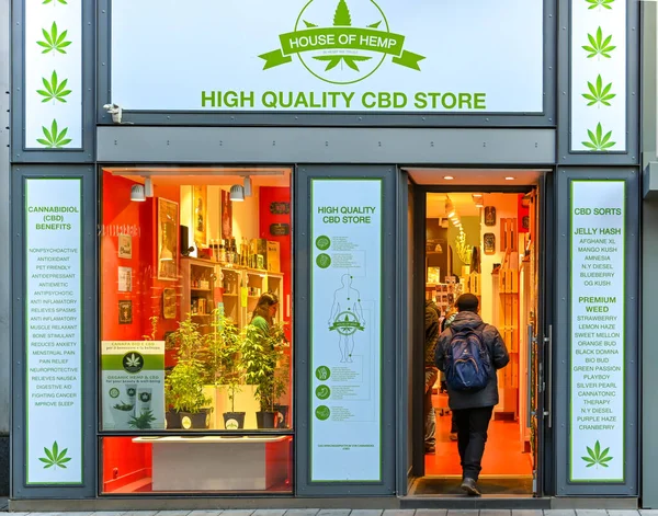 Vienna Austria November 2019 Person Entering Shop Selling Cannabis Oil — Stock Photo, Image