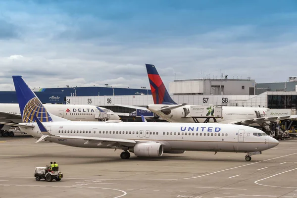 西雅图塔科马机场 Seattle Tacoma Airport 联合航空公司波音737客机在经过Delita航空公司的飞机时滑行 — 图库照片