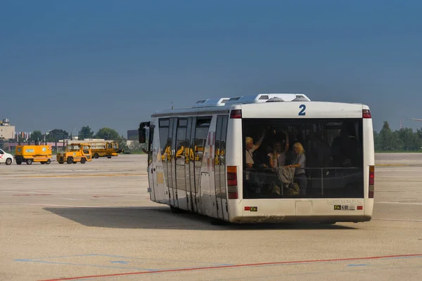 Verona Italy September 2018 Transfer Bus Taking Passengers Terminal Verona — Stock Photo, Image