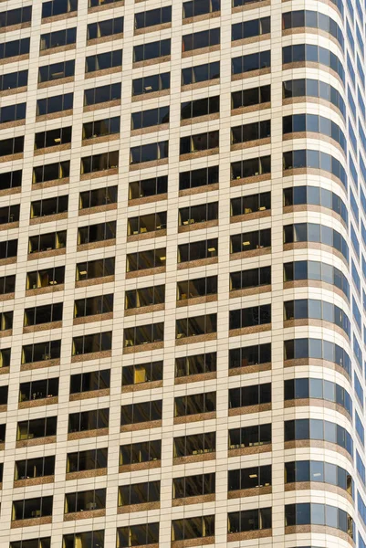 シアトル 2018年6月 シアトルのダウンタウンにある大きなモダンなオフィスブロックの窓によって形成されたパターン — ストック写真