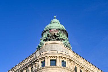 Vienna, AUSTRIA - Kasım 2019: Viyana 'da bir ofis binasının köşesindeki süslü kubbe ve heykeller. Bina, zemin kattaki en zorlu bilgi merkezine ev sahipliği yapıyor..