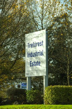 TREFOREST, PONTYRPIDD, WALES - Kasım 2018: Güney Galler 'deki Treforest Endüstriyel Malikanesi' nin etnansındaki büyük tabela. Birçok fabrika ve ofis ile, bölge için önemli bir istihdam kaynağıdır..