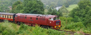 Highley, İngiltere - Ağustos 2016: Batı sınıfı dizel motor tarafından çekilen bir tren Severn Vadisi Demiryolu 'ndaki Highley istasyonundan ayrılıyor