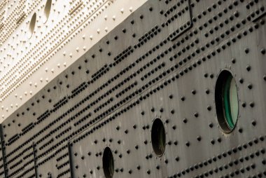 LOS ANGELES - Nisan 2009: Kraliçe Mary Cruise yolcu gemisinin çelik kaplama gövdesinde sayısız perçin. Long Beach 'te demirli olan gemi, artık turistik bir yer olduğu kadar bir otel de.