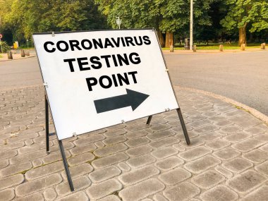 Coronavirus test merkezine giden yolu gösteren bir işaret.