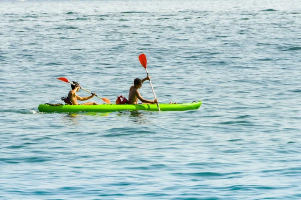 Lake Garda Itália Setembro 2018 Dois Jovens Remando Uma Canoa — Fotografia de Stock