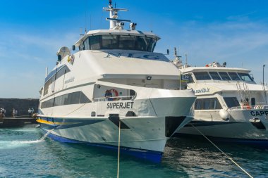 CAPRI ADASI - Ağustos 2019: Capri Adası 'ndaki yolcu feribotları.