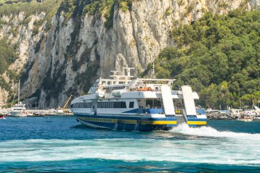 CAPRI ADASI - 2019 AĞUSTOS: Capri Adası 'ndaki limandan ayrılan hızlı yolcu feribotu.