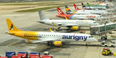 LONDON GATWICK HAVAALANI - 2019: Londra Gatwick Havaalanı 'nın güney terminalinde park halindeki jetlerin sırası