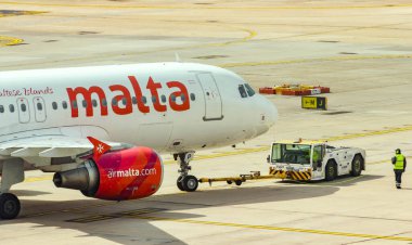LONDON GATWICK HAVA 2019: Air Malta tarafından işletilen Airbus A320 jeti Londra Gatwick Havaalanı 'ndan kalkış sırasında römorkör tarafından itildi.