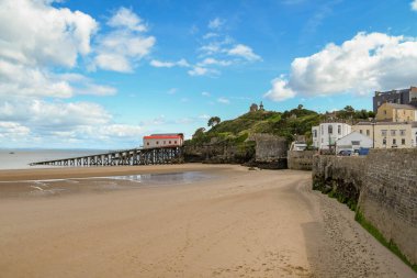 TENby, PEMBROKESHIRE, WALES - Ağustos 2018: Tenby, Batı Galler 'deki North Beach' in geniş açılı görüntüsü, alçak gelgitte, solda eski cankurtaran botu istasyonu,.