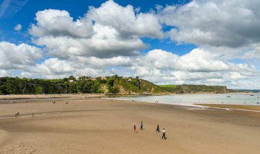 TENby, PEMBROKESHIRE, WALES - AĞUSTOS 2018: Tenby, Batı Galler 'deki Kuzey Sahili' nin geniş açı görüntüsü, gelgitte.